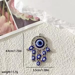 Dettaglio del ciondolo Mano di Fatima con occhio blu e dimensioni 4,4 cm per 3,5 cm