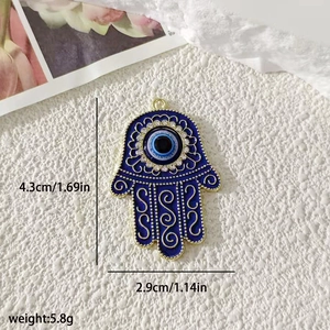 Dettaglio ciondolo Mano di Fatima con occhio blu, dimensioni 4,3cm x 2,9cm e peso 5,8g