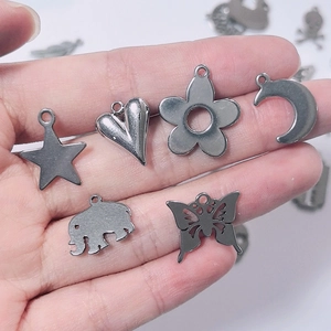 Ciondolo Vuoto in Acciaio Inossidabile Retrò Accessori Fai da Te per Gioielli Cuore Teschio Luna Stella per Collana Orecchini