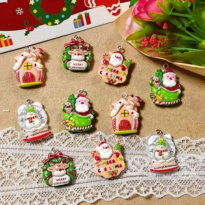 Flache Darstellung bunter Weihnachtsanhänger aus Harz mit Weihnachtsmann und Rentier