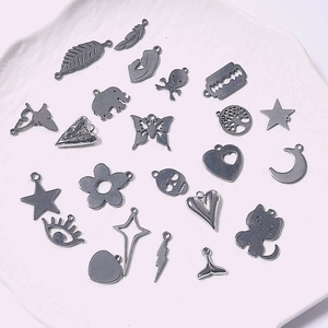 Set di ciondoli vintage in argento per gioielli fai-da-te con cuori e stelle su vassoio