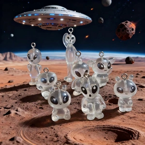 Set di 8 ciondoli alieni UFO in resina con glitter per creazione di gioielli creativi