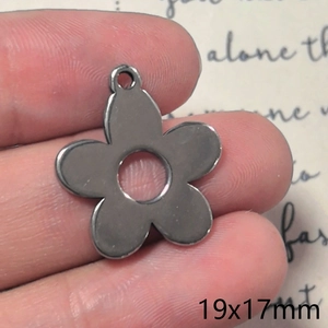 Ciondolo a fiore 3D in acciaio inossidabile nero opaco con centro cavo e 19x17mm