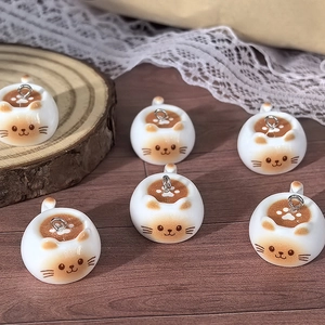 Detailansicht von sechs Miniatur-Katzen-Kaffee-Anhängern aus Harz für DIY-Schmuckherstellung