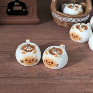 Makroaufnahme von 3D-Miniatur-Harzkatzen-Kaffeetassen-Anhängern für DIY-Schmuck mit Metallringen