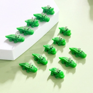 Mini grüne Krokodil Anhänger aus Harz für DIY Schmuck und Schlüsselanhänger Zubehör