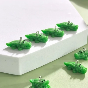 Mini Cartoon Harz Krokodil Anhänger Grüne Tier Charms Mit Metallschlaufe Für DIY Schmuck Ohrringe Halskette Schlüsselbund Zubehör