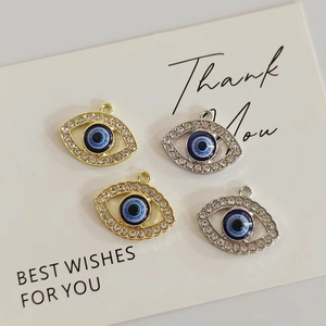 Blaue türkische Evil Eye Anhänger in Gold und Silber mit funkelnden Strasssteinen