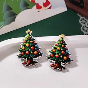 Detalle macro de colgantes de árbol de Navidad en acrílico con adornos de colores