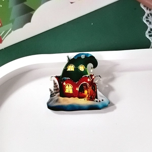 Colgante de casa de nieve de Navidad en acrílico con techo verde para joyería DIY
