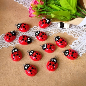 Rode lieveheersbeestje bedeltjes van hars met zwarte stippen voor DIY-sieraden maken