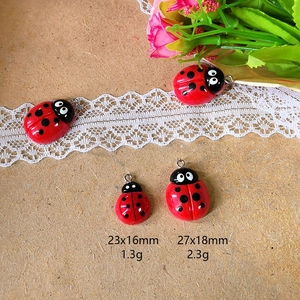 Schattige rode lieveheersbeestje bedeltjes van hars in twee maten voor DIY sieraden maken