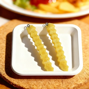Pendentifs réalistes de frites en PVC avec anneaux métalliques pour création de bijoux DIY