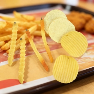 Lot de 4 pendentifs frites et chips en PVC réalistes avec boucles en métal pour loisirs créatifs