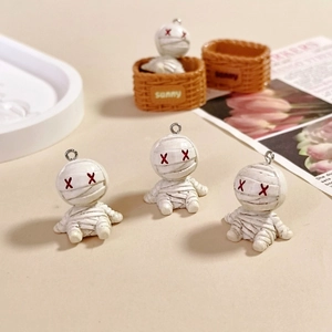 Nahaufnahme von Harz-Mumien-Bären-Anhängern mit roten X-Augen für DIY-Schmuckzubehör
