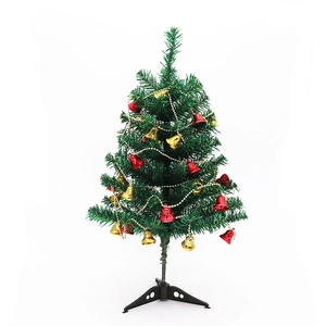 2m Weihnachtsbaum mit goldenen Perlenketten und festlichen roten Glocken für die Deko