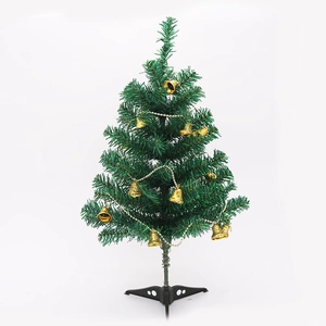 2m grüner Weihnachtsbaum mit goldenen Perlenketten und kleinen Glocken auf Ständer