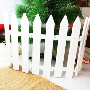 Nahaufnahme weißer Kunststoff-Lattenzaun mit Hirschmuster für Weihnachtsbaum-Deko