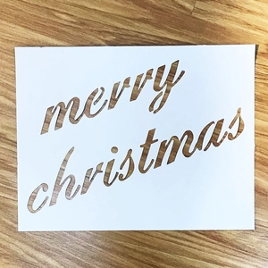 Merry Christmas Schablone für Fensterdekorationen aus Kunststoff auf Holzmaserung Hintergrund