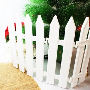 Detail eines weißen Kunststoffzauns mit Rentier-Hohlmuster für die Weihnachtsbaumdekoration