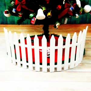 Detailansicht des weißen Kunststoff-Zauns mit Rentier-Ausschnitten für den Weihnachtsbaum