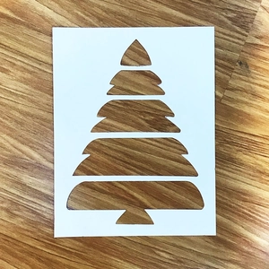 Weiße Weihnachtsbaum-Schablone für Sprühschnee und Bastelarbeiten auf Holzdekor