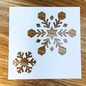 Makroansicht lasergeschnittener Holz-Schneeflocken mit natürlicher Holzmaserung
