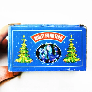 Detailansicht der farbenfrohen 10M LED-Lichterkette in einer blauen Verkaufsverpackung