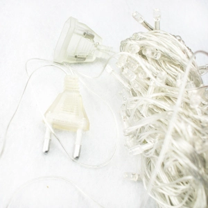 Detail der transparenten 10m LED-Lichterkette mit EU-Stecker und verlängerbarem Ende