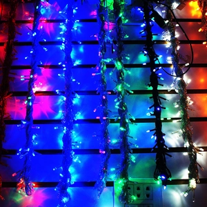 Detail der 10m bunten LED-Lichterkette mit dichten Birnen für den Weihnachtsbaumschmuck