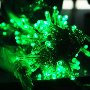 Nahaufnahme der 10M grünen LED-Lichterkette mit transparenten Kabeln und Birnen