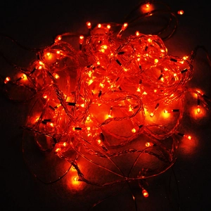 Makroaufnahme von 10m orangefarbenen LED-Lichterketten auf dunklem Grund für Festdekorationen