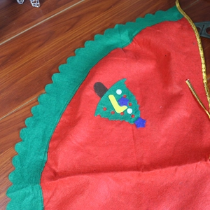 90cm red Christmas tree skirt featuring Santa applique and festive green scalloped edge
