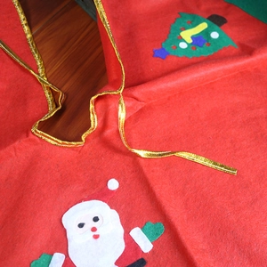 90cm red felt Christmas tree skirt featuring Santa Claus applique and golden tie closure