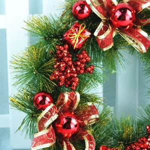 30cm Christmas wreath with green pine needles, red ornaments, berries and a gold bow