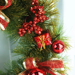 30cm Christmas wreath with pine needles, red berries, mini gift boxes and ribbons