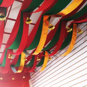 3-meter Christmas ceiling banner with red green gold wavy flags and bells decor