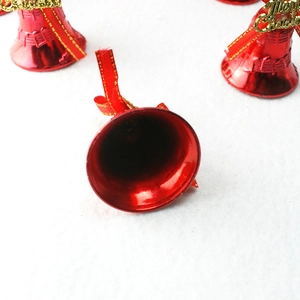 Detail von roten Weihnachtsglocken mit Schleifen und Merry Christmas Schriftzug
