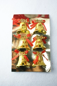 Detailansicht von sechs goldenen Weihnachtsklingeln mit roten Schleifen und Schrift