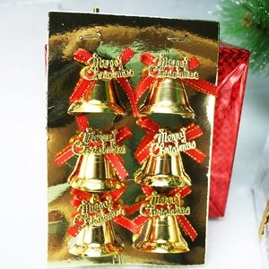 Detail von 6 goldenen Weihnachtsklingeln mit roten Schleifen und Merry Christmas-Schild