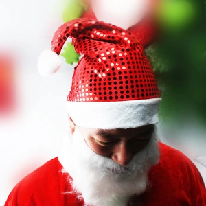 Bonnet de Noël à Paillettes Rouges pour Adulte Avec Bordure en Peluche Blanche et Pompon pour Décoration de Fête de Noël