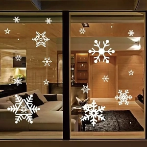 Detailweergave van witte sneeuwvlok raamstickers voor sfeervolle kerstdecoratie
