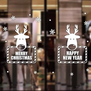 Detail van witte kerstrendier raamstickers met vrolijke kerstwensen op glas