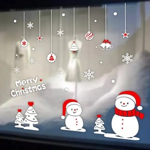 Detail van kleurrijke kerststickers voor ramen met sneeuwpop en sneeuwvlokmotieven