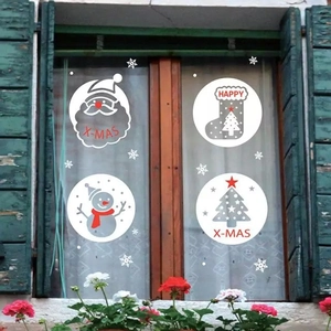 Macrodetail van witte en rode kerst raamstickers met decoratieve sneeuwvlok patronen