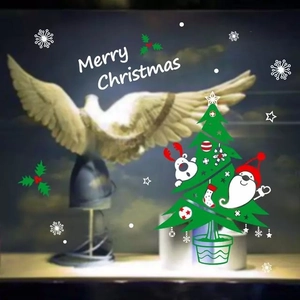 Detail van kerst raamstickers met de kerstman boom, rendieren en witte statische sneeuwvlokken