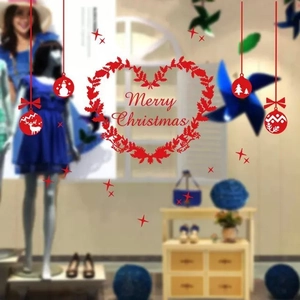 Detailopname van rode Merry Christmas raamstickers met hartkransen en rendierpatronen