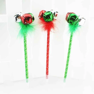 Stylos à bille de Noël avec clochettes et plumes aux couleurs festives rouge et vert vif