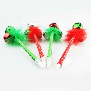 Lot de quatre stylos de Noël avec plumes rouges et vertes, pois blancs et clochettes festives