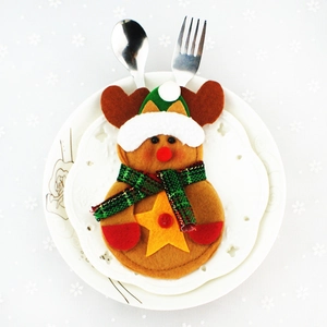 Porta cubiertos de reno navideño en fieltro sobre plato cerámico para mesa de Navidad